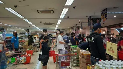 Suasana supermarket di Jalan Hegarmanah-Setiabudhi Bandung, Sabtu (18/4/2020), beberapa hari jelang pemberlakuan Pembatasan Sosial Berskala Besar (PSBB) Bandung Raya.  (Ayobandung/Nur Khansa)