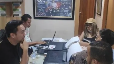 Artis Lucinta Luna ditangkap aparat Satnarkoba Pilres Jakarta Barat, di sebuah apartemen, diduga terkait kasus kepemilikan narkoba, Selasa (11/2/2020) pagi. [Suara.com: dokumentasi]