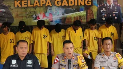 Kapolsek Kelapa Gading Komisaris Polisi Jerrold Hendra Yosef Kumontoy (tengah) dalam konferensi pers penangkapan residivis spesialis pembobol mobil di Mapolsek Kelapa Gading, Senin. ANTARA/Fianda Rassar
