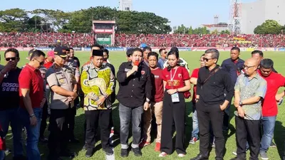 CEO PSM Makassar Munafri Arifuddin, yang memegang pengeras suara, menyampaikan pandangannya terhadap penundaan laga leg kedua final Piala Indonesia 2018-2019 di Stadion Andi Mattalatta, Makassar, Minggu (28/7). (Michael Siahaan)