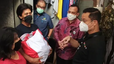 Menteri Sosial Juliari P Batubara dan Ketua KPK Firli Bahuri saat menyampaikan bantuan sosial di Jakarta. (istimewa)