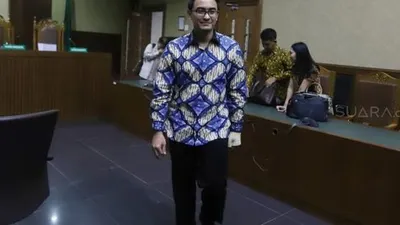 Terdakwa Gubernur Jambi Non Aktif Zumi Zola berjalan keluar usai menjalani sidang tuntutan kasus dugaan suap pengesahan Anggaran Pendapatan dan Belanja Daerah atau APBD Provinsi Jambi di Pengadilan Tindak Pidana Korupsi, Jakarta, Kamis (8/11). [Suara.com/Muhaimin A Untung]