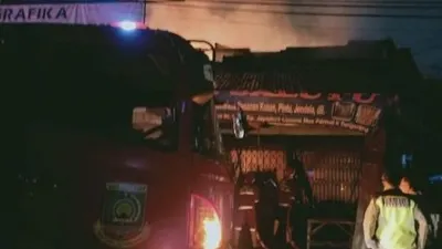 Toko kusen di Tangerang terbakar menewaskan tiga wanita di dalamnya. foto: Suara.com