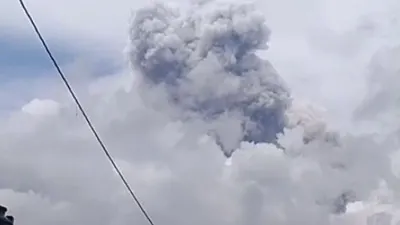 Gunung Merapi mengeluarkan asap tebal di siang hari, Rabu (27/1/2021). - (Instagram/@merapi_uncover)