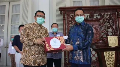 Gubernur DKI Jakarta, Anies Baswedan menerima bantuan dari Kadin. (dok)