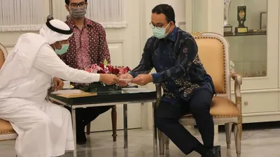 Penyerahan bantuan oleh perwakilan Liga Muslim Dunia kepada Anies Baswedan. (Humas DKI)