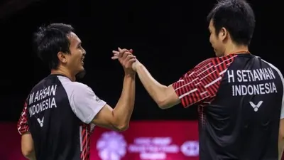 Ganda putra Indonesia Mohammad Ahsan/Hendra Setiawan lolos ke semifinal BWF World Tour Finals setelah menaklukkan unggulan kedua asal Malaysia Aaron Chia/Soh Wooi Yik dengan skor 18-21, 21-17, 21-11 pada laga penyisihan terakhir Grup B yang digelar di Impact Arena, Bangkok, Thailand, Jumat (29/1/2021). (ANTARA/Badmintonphoto/BWF/Erika Sawauchi)