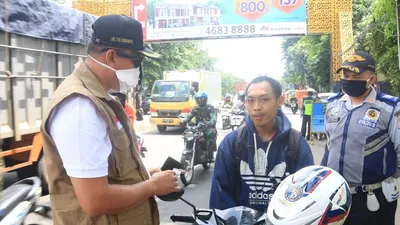 Wakil Wali Kota Bekasi Tri Adhianto menghentikan pengendara sepeda motor yang tidak menggunakan masker. ist
