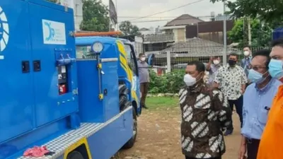 Kepala Dinas SDA DKI Jakarta Juaini Yusuf meninjau uji coba pompa mobile di Kali Asin, Jakarta Utara. (ANTARA/HO/Dokumentasi Dinas SDA DKI Jakarta)