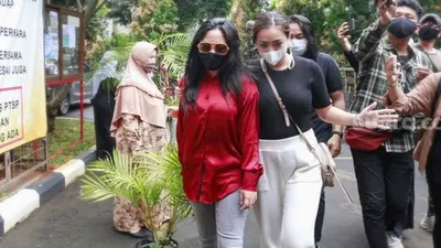 Selebgram Rachel Vennya saat tiba di pengadilan untuk menjalani sidang perceraiannya di Pengadilan Agama Jakarta Selatan, Selasa (9/2/2021). [Suara.com/Alfian Winanto]