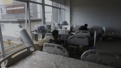 Sejumlah petugas menyiapkan peralatan medis yang akan digunakan untuk Rumah Sakit Darurat penanganan COVID-19 di Wisma Atlet Kemayoran, Jakarta, Minggu (22/3). [Suara.com/Angga Budhiyanto]