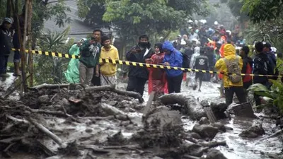 Warga melihat kondisi permukiman yang terdampak banjir bandang di Kampung Gunung Mas, Tugu Selatan, Cisarua, Kabupaten Bogor, Jawa Barat, Selasa (19/1/2021). [ANTARA FOTO/Yulius Satria Wijaya]
