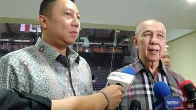 Ketua Umum Perbasi Danny Kosasih (kanan) dan Manajer Timnas Basket Indonesia Maulana Fareza Tamrella usai konferensi pers satu hari jelang laga perdana Grup A Kualifikasi FIBA Asia Cup 2021 di Britama Arena, Kelapa Gading, Jakarta Utara, Rabu (19/2/2020). [Suara.com/Arief Apriadi]