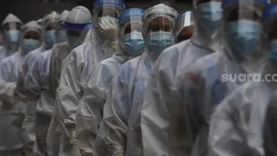 Sejumlah tenaga kesehatan bersiap melakukan perawatan terhadap pasien COVID-19 di Rumah Sakit Darurat Penanganan COVID-19 Wisma Atlet Kemayoran, Jakarta, Jumat (22/1/2021). [Suara.com/Angga Budhiyanto]
