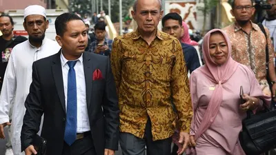 Mayor Jenderal TNI Purn Kivlan Zen (tengah) berjalan meninggalkan Bareskrim Polri usai menjalani pemeriksaan di Jakarta, Senin (13/5/2019). Kivlan diperiksa terkait kasus dugaan penyebaran berita bohong dan melakukan makar. ANTARA FOTO/Akbar Nugroho Gumay/ama.