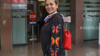 Aktris Nikita Mirzani berpose didepan kamera saat ditemui di Polres Metro Jakarta Selatan, Rabu (14/10). [Suara.com/Alfian Winanto]