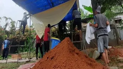 Makam Ustaz Maaher basah saat digali. (Suara.com/Wivy)