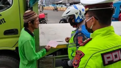 Polisi saat memberikan teguran tertulis kepada pengendara yang tak bermasker saat penerapan PSBB di Bogor. (Dok Lantas Polres Kabupeten Bogor).