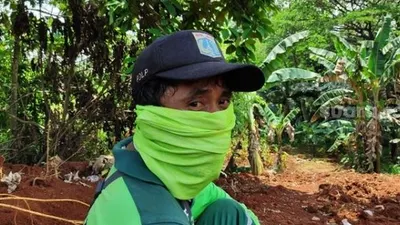 Nali (45), penggali kubur jenazah virus Corona di TPU Pondok Ranggon, Jaktim. (Suara.com: Bagaskara Isdiansyah)