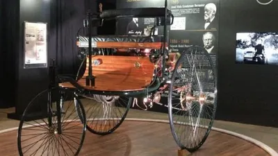 Replika Benz Patent-Motorwagen yang diserahkan Mercedes-Benz kepada Museum Nasional, Jakarta, Sabtu (9/2/2020). Replika itu akan dipajang dalam pameran sementara yang bertajuk