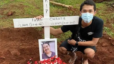 Jonatan Christie saat di samping makam sang kakak, Ivan Christie. (Instagram/@jonatanchristieofficial)