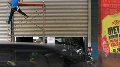 Suasana pertokoan di Pusat Grosir Metro Tanah Abang (PGMTA), Jakarta). [Suara.com/Arief Hermawan P]