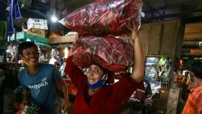Seorang pedagang di Pasar Senen, Jakarta Pusat, membawa cabai di atas kepalanya, Senin (2/11/2020). [ANTARA/Rivan Awal Lingga]
