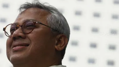 Ketua Komisi Pemilihan Umum (KPU) Arief Budiman (tengah) tiba di gedung KPK untuk menjalani pemeriksaan di Jakarta, Jumat (28/2). [Suara.com/Angga Budhiyanto]