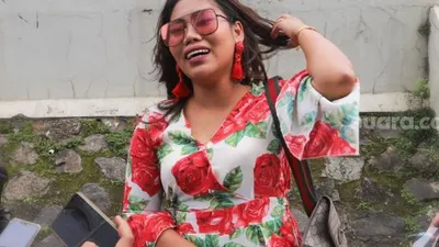 Pedangdut Evi Masamba saat ditemui di Kawasan Tendean, Jakarta Selatan, Senin (21/12). [Suara.com/Alfian Winanto]