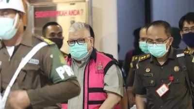 Tersangka kasus korupsi dalam pengelolaan keuangan dan dana investasi oleh PT Asabri (tengah) hendak dibawa ke Rutan usai ditetapkan sebagai tersangka, Jakarta, Senin (1/2/2021). [Dok. Humas Kejagung]