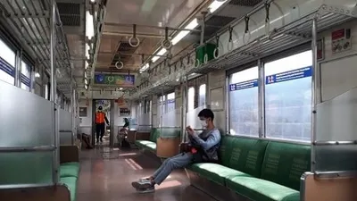 Suasana gerbong KRL di Stasiun Manggarai saat hari pertama PSBB Jakarta, Jumat (10/4/2020). (Suara.com/Bagaskara Isdiansyah)