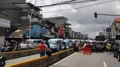 Penampakan macet akibat jalan Jatinegara Barat digenangi luapan banjir kali Ciliwung. (Suara.com/Bagaskara)
