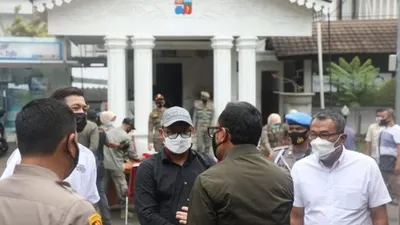 Tiga orang dari rombongan konvoi moge lolos ganjil genap Bogor, saat diberikan sanksi oleh Pemerintah Kota Bogor, Sabtu (13/2/2021). [Suara.com/Dok. Kepolisian]