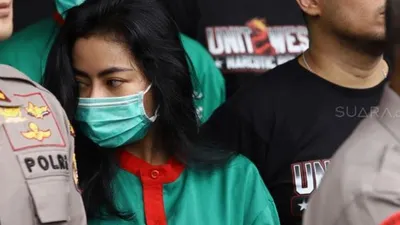 Vitalia Sesha kenakan masker dihadirkan sebagai tersangka saat gelar perkara kasus narkoba publik figur di Polres Metro Jakarta Barat, Kamis (27/2). [Suara.com/Angga Budhiyanto]
