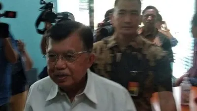 Jusuf Kalla di Kantor MUI menjelang rapat tertutup membahas virus corona atau Covid-19. (Suara.com/Ria Rizki)