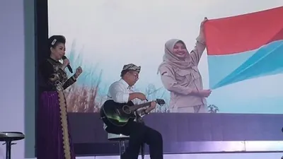 Rektor Institut Pertanian Bogor (IPB) University, Prof. Dr. Arif Satria saat memainkan gitar di acara malam puncak kreatif Bogor, Rabu (9/9/2020) lalu dengan Ratna Listy. (Suara.com/Andi Ahmad Sulaendi).