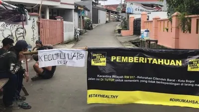 Kawasan RW 17 Kelurahan Cilendek Barat, Bogor Barat, Bogor memberlakukan karantina wilayah di kawasan pemukiman tersebut. [Suara.com/M Yasir]