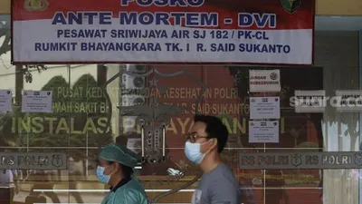 Keluarga penumpang pesawat Sriwijaya Air SJ 182 bersiap menyerahkan data ante mortem guna keperluan identifikasi di RS Polri, Jakarta, Senin (11/1/2021). [Suara.com/Angga Budhiyanto]