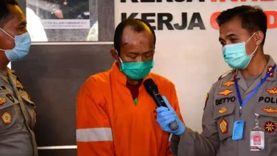 Pelaku percobaan curanmor yang juga napi program asimilasi Kemenkum HAM saat konferensi pers dengan Wakapolresta Malang Kota AKBP Setyo Koes Heriyanto, Selasa (14/4/2020). [Dok. Polisi]