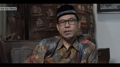 Munarman [YouTube/FadliZonOfficial]. Munarman menyatakan ada upaya penggiringan opini terkait FPI yang dikaitkan teroris.