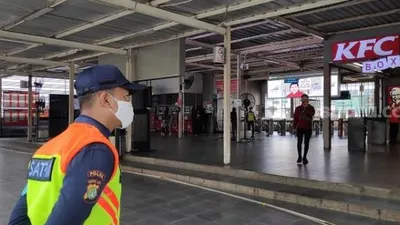 Petugas keamanan di Stasiun Manggarai. (Suara.com/Bagaskara).