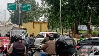 Hari kedua uji coba fly over atau jalan layang tapal kuda Lenteng Agung dan Tanjung Barat yang tampak masih padat, Senin (1/2/2021) [Suara.com/Arga]