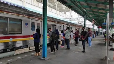 Suasana di Stasiun Manggarai saat hari kelima PSBB di Jakarta, Selasa (14/4/2020). (Suara.com/Bagaskara Isdiansyah)