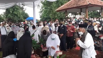 Proses pemakaman Almarhum Capt Afwan di TMP Pondok Rajeg Cibinong, Bogor Jawa Barat. (Suara.com/Andi Ahmad Sulaendi)