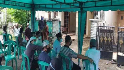 Rumah Ustaz Maaher di Bekasi mulai didatangi pelayat. (Suara.com/Bagaskara)