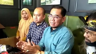 Nurdin Rudytia, mantan suami Nita Thalia saat menggelar konferensi pers, Senin (19/10/2020). [Suara.com/Rena Pangesti]