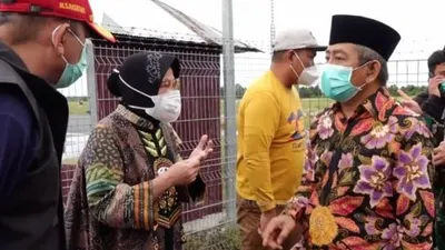 Tangkapan layar akun Linjamsos Oke saat Mensos Risma bersama rombongan di Kabupaten Mamuju Sulbar. [Antara]
