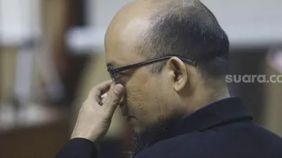 Penyidik senior Komisi Pemberantasan Korupsi (KPK), Novel Baswedan memberikan kesaksian dalam sidang kasus penyiraman air keras terhadapnya di Pengadilan Negeri Jakarta Utara, Jakarta, Kamis (30/4). [Suara.com/Angga Budhiyanto]