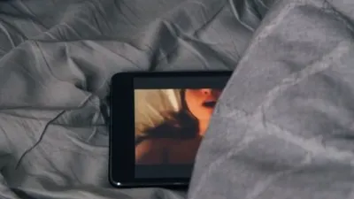 Ilustrasi video porno (Unsplash/Charles Deluvio)