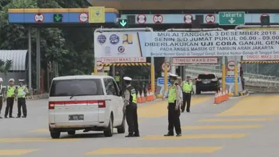 Sebagai ilustrasi, petugas memeriksa kendaraan di pintu Tol Tambun di Bekasi, Jawa Barat. (Suara.com/Fakhri Hermansyah)
